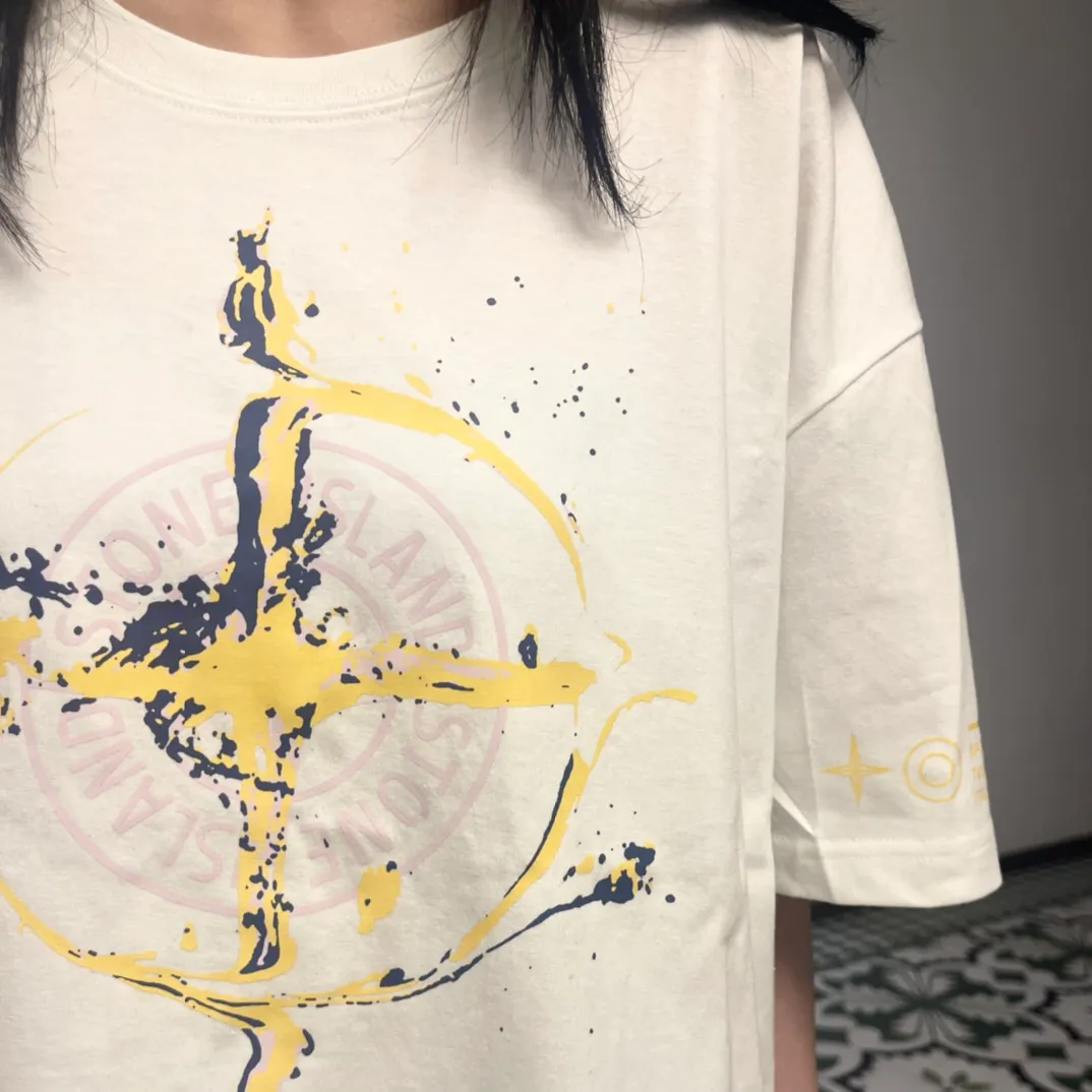 W621#P110💰 [Stone lsland/Stone Island summer new short-sleeved T-shirt with flame compass print on the chest] ⚠️[Original creation with high control of details] - Made of 260 grams of combed cotton with 32-count double yarn, soft and comfortable to the touch, sweat-absorbent and breathable. - Simple, basic and versatile style, original quality, the first choice for couples. - Made in a large factory, four needles and five threads on the shoulder, neatly arranged, high quality workmanship. - Same style for men and women. Very versatile, one piece for everyone, details are clearly visible. Color: Black White Size: M L